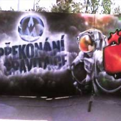 Mural art ve graffiti stylu, velkoplošná malba na zeď sprejem