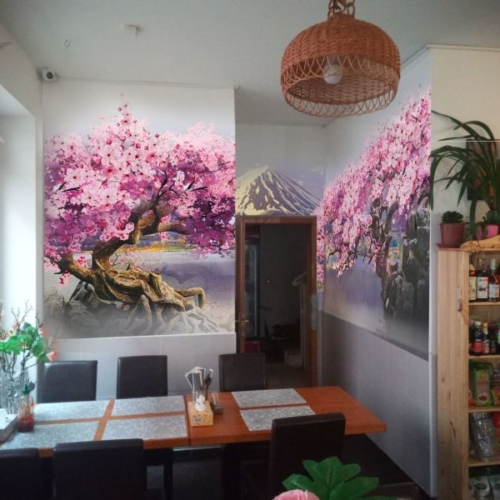 Malba na zeď, strom - rozkvetlá sakura v restauraci v Praze