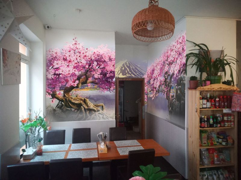 Malba na zeď, strom - rozkvetlá sakura v restauraci v Praze