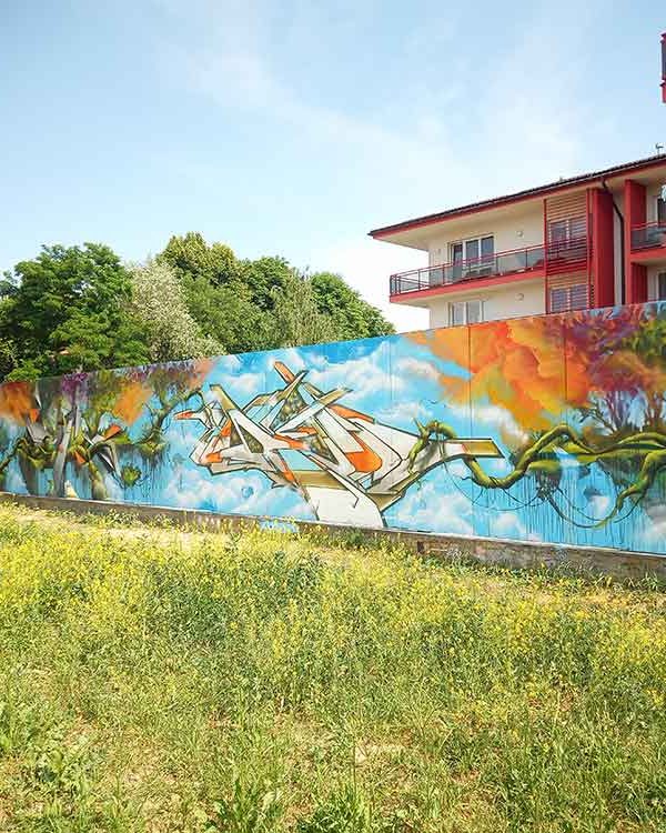 Graffiti mural s motivem pralesa na sídlišti v Kroměříži.