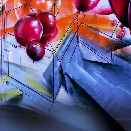 Graffiti mural art na exteriérové zdi, zobrazující abstraktní design s kombinací geometrických tvarů a červených balónků
