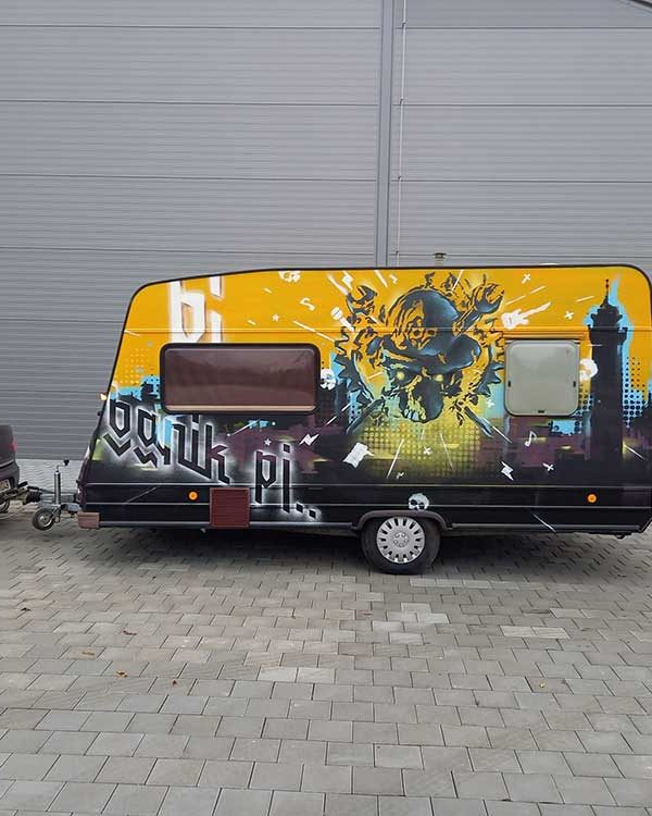 Malba na obytný karavan, v graffiti streetart stylu, motivy města Ostravy a rockové hudby