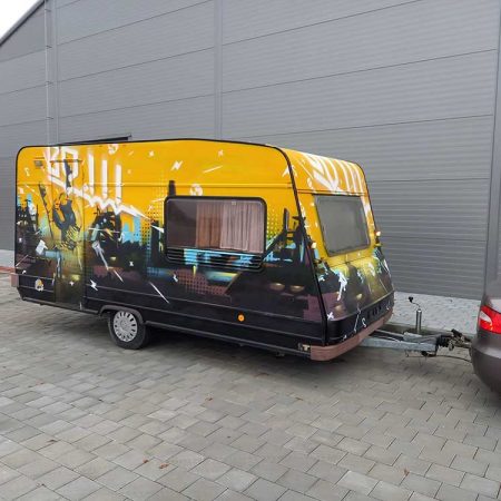 Malba na obytný karavan, v graffiti streetart stylu, motivy města Ostravy a rockové hudby
