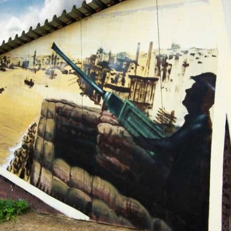 Graffiti malba na exteriérové zdi znázorňující scénu z války