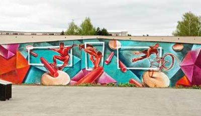 Graffiti mural s postavami skateboardistů a cyklistů ve skateparku v Kroměříži.